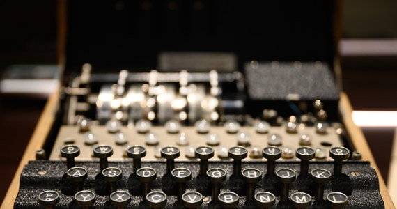Oryginalną niemiecką maszynę szyfrującą o numerze K 470 można już oglądać na ekspozycji Centrum Szyfrów Enigma w Poznaniu. Maszyna była wykorzystywana podczas II wojny światowej; urządzenie do Poznania przyjechało dzięki Agencji Wywiadu.

