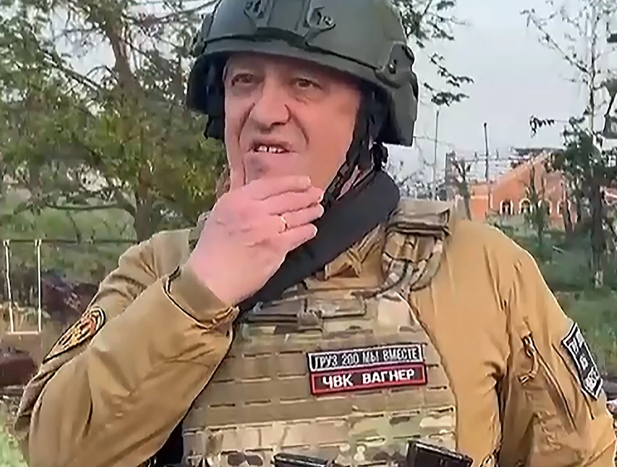 Spółki powiązane z Jewgienijem Prigożynem podpisały nowe państwowe kontrakty na co najmniej 2 mld rubli – informuje niezależna rosyjska gazeta „Agentstwo”. W miesiąc po rzekomym puczu „kucharz Putina” – i jednocześnie szef zatrudniającej najemników Grupy Wagnera – otrzymał olbrzymie zamówienia na dostawy gorących  obiadów dla uczniów w miastach pod Moskwą oraz w innych instytucjach.