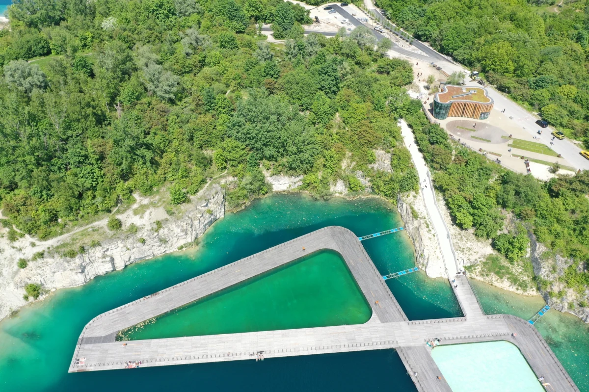 Zarząd Zieleni Miejskiej w Krakowie wycofał się z zamiaru budowy parkingu przy ul. Twardowskiego w pobliżu nowego parku w Zakrzówku. Jak pisaliśmy popularność tego miejsca sprawia, że kierowcy nie mają, gdzie zostawić aut i parkują na okolicznych ulicach, trawnikach, a nawet w zaroślach.

