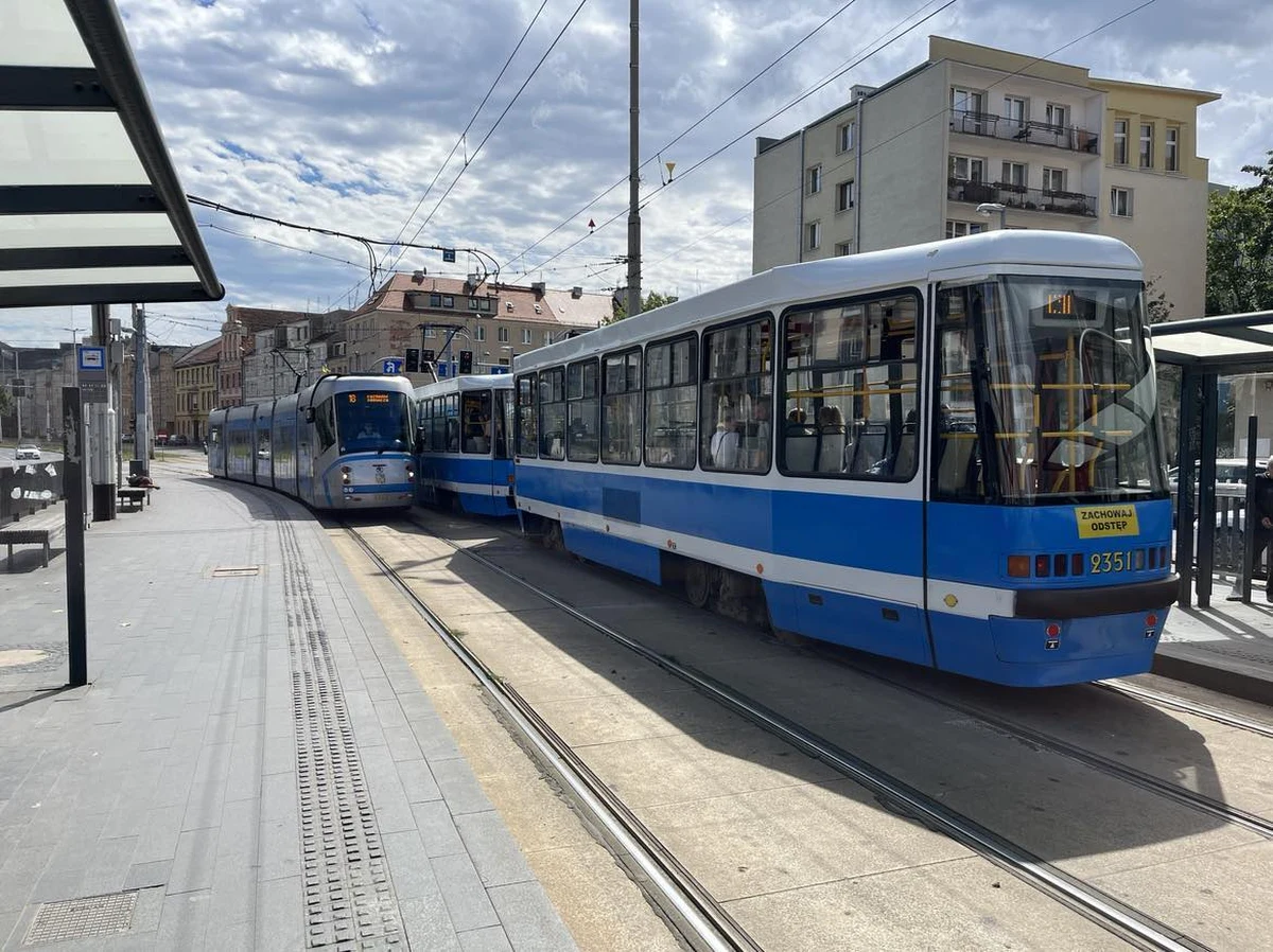 ​"To skandal i nieporozumienie" - mówią aktywiści z wrocławskiego Stowarzyszenia Akcja Miasto. Drugi rok z rzędu tramwaje w tym mieście okrzyknięto najwolniejszymi w kraju w godzinach szczytu. Jak wynika z raportu portalu Puls Gdańska, poruszają się wtedy ze średnią prędkością 16,2 km/h.