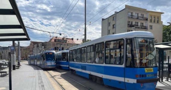 ​"To skandal i nieporozumienie" - mówią aktywiści z wrocławskiego Stowarzyszenia Akcja Miasto. Drugi rok z rzędu tramwaje w tym mieście okrzyknięto najwolniejszymi w kraju w godzinach szczytu. Jak wynika z raportu portalu Puls Gdańska, poruszają się wtedy ze średnią prędkością 16,2 km/h.