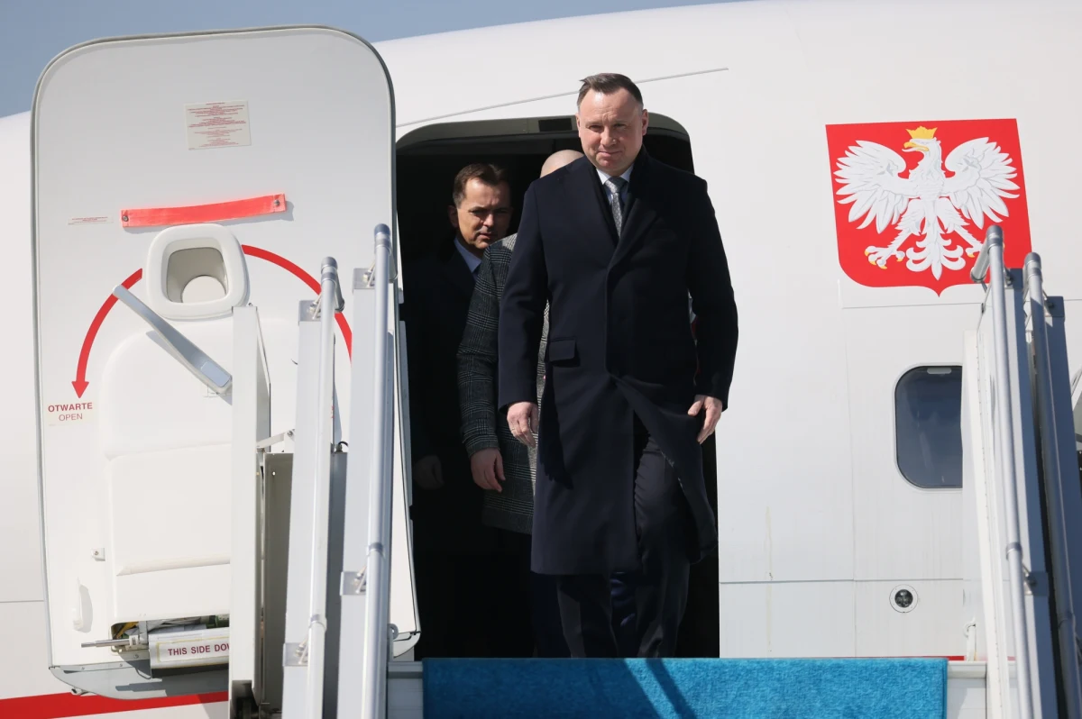 Z powodu burzy, jaka przeszła nad Trójmiastem, kilka samolotów nie wylądowało w porcie lotniczym w Gdańsku. Natomiast na lotnisku wojskowym w Babich Dołach nie zdołała wylądować maszyna z prezydentem Andrzejem Dudą na pokładzie. Po czterech próbach pilot zawrócił samolot do Warszawy. 