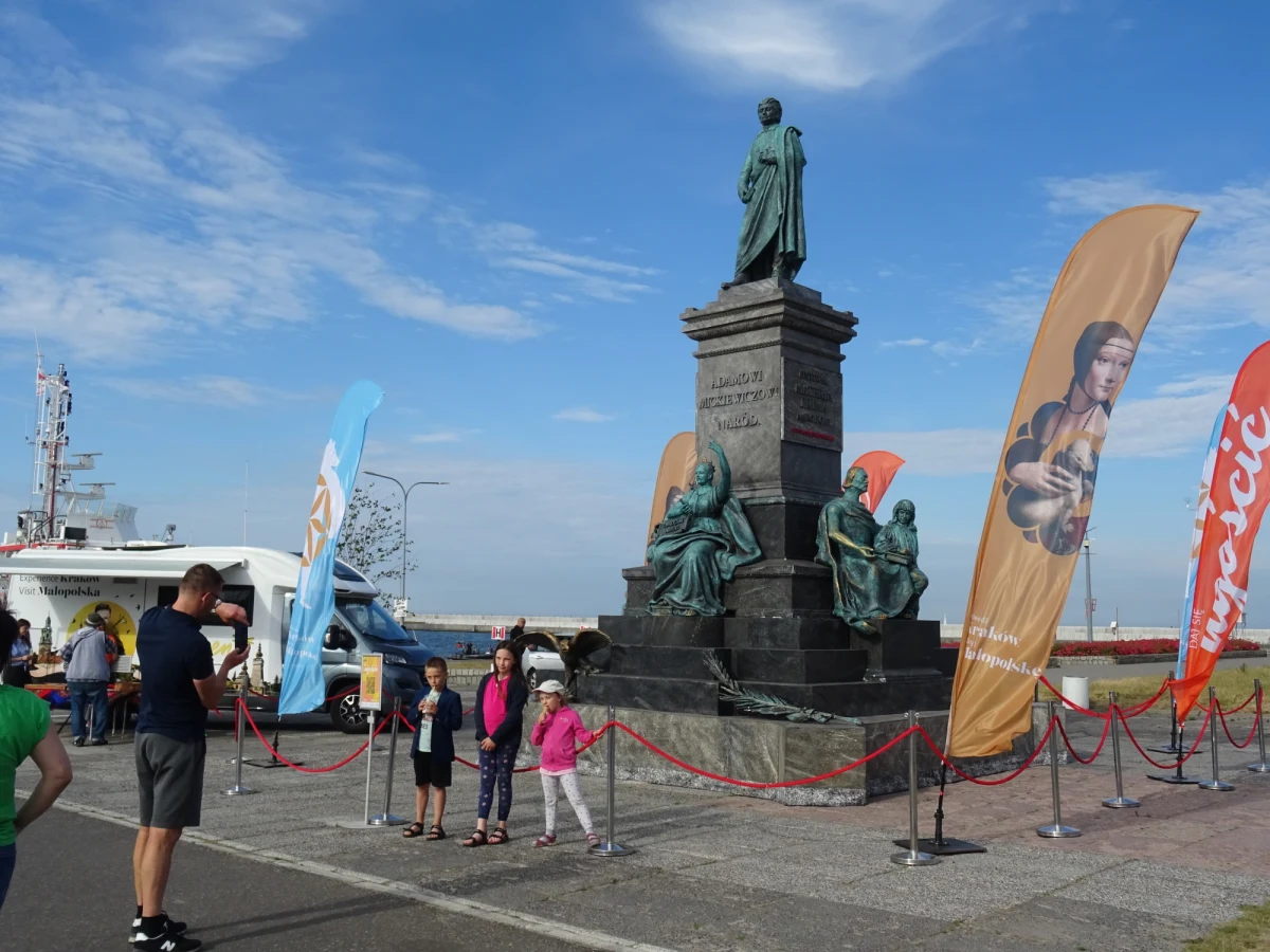 Choć do imprezy pozostały dwa lata na festiwal Materia Prima wpłynęło już 60 zgłoszeń z różnych krajów. Impreza adresowana głównie do widzów dorosłych, stanowi niepowtarzalną okazję do pokazania oryginalnych i odkrywczych spektakli teatralnych zaskakujących treścią, jak i pod względem formalnym. Festiwal jest też promowany w bardzo osobliwy sposób...