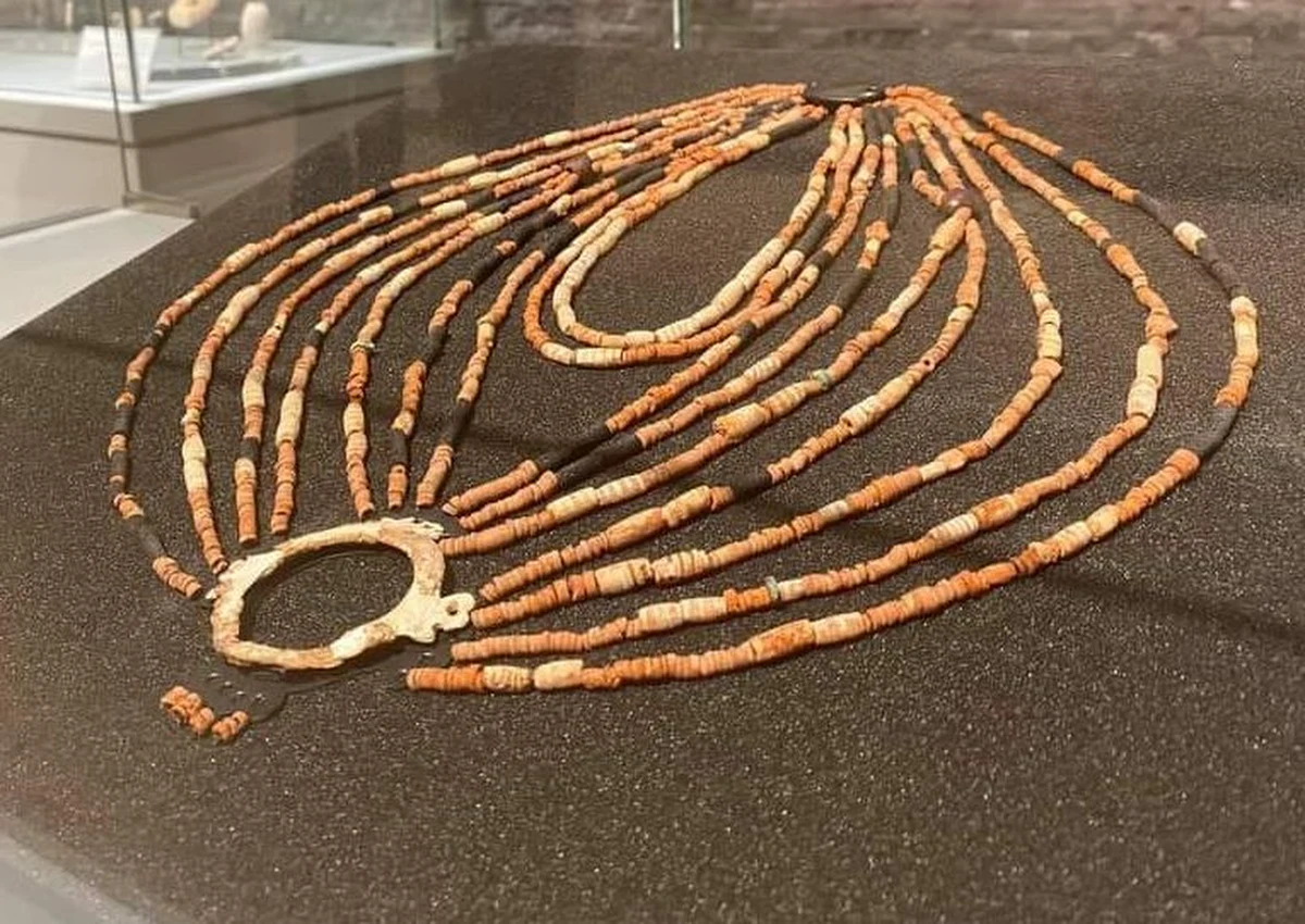 Naszyjnik sprzed 9 tys. lat odkryto w grobie dziecka w Jordanii – informują naukowcy na łamach magazynu „PLOS ONE”.