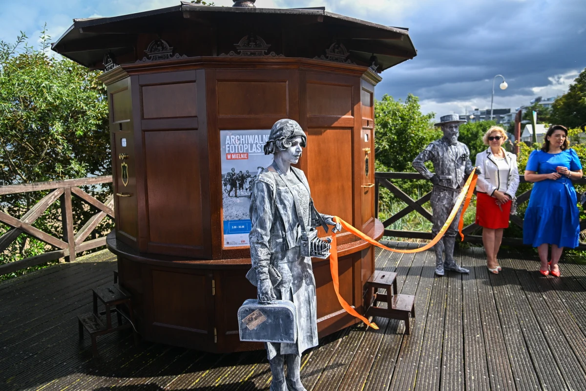Archiwalne pocztówki, a także fotografie Mielna z lat 70. i 90. XX w. prezentowane są w drewnianym fotoplastykonie na nadmorskiej promenadzie. Wystawa będzie czynna do 30 sierpnia.