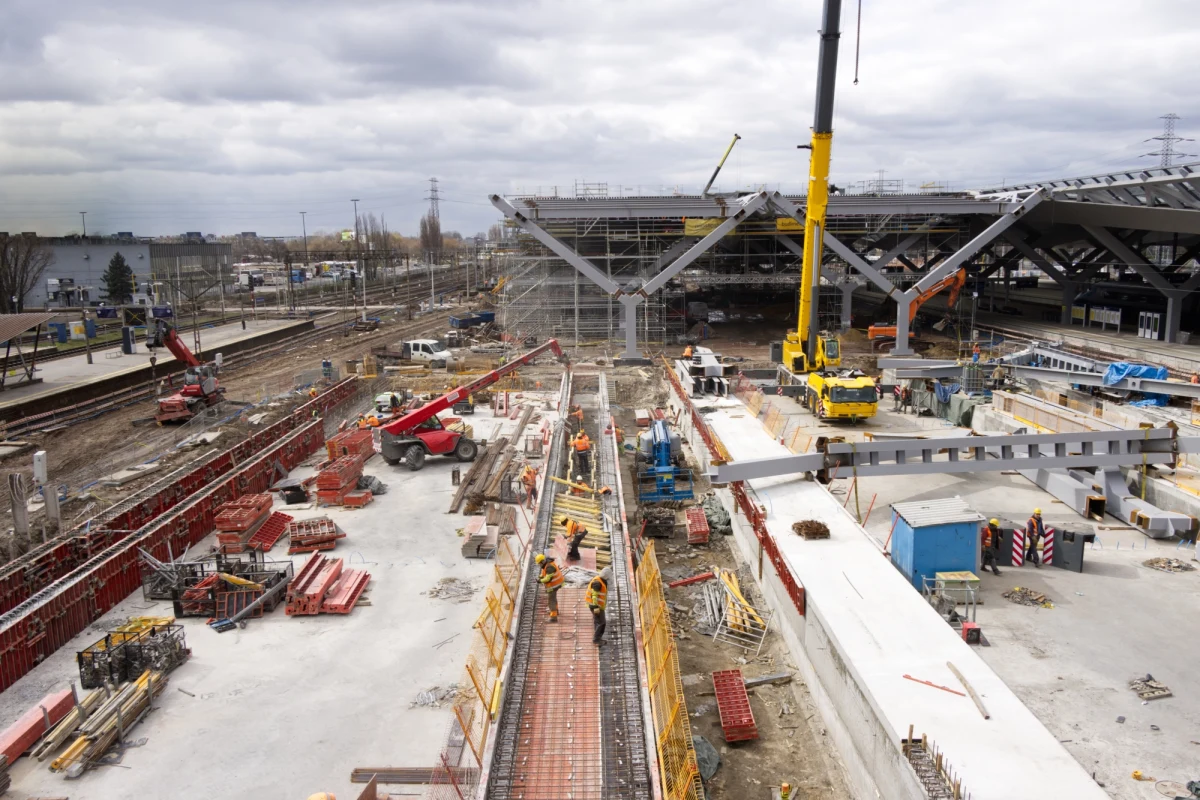 Mężczyzna został porażony prądem trakcji elektrycznej podczas prac remontowych na dworcu Warszawa Zachodnia - poinformowała policja. Został przewieziony do szpitala.