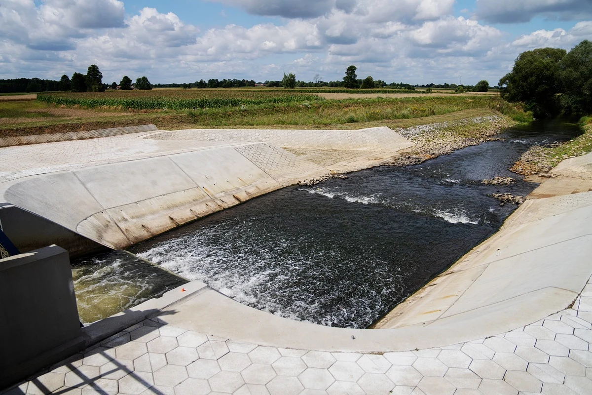 4 mln 600 tys. zł przeznaczył samorząd województwa łódzkiego na walkę z suszą w tym roku. To pieniądze dla samorządów na remonty zbiorników małej retencji. Właśnie takie zbiorniki wiosną chronią przed powodziami, zatrzymując nadmiar wody, a latem są rezerwuarem wody w czasie suszy.