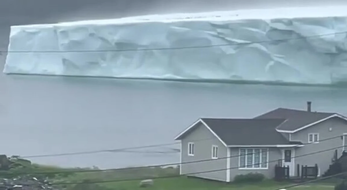 W mediach społecznościowych opublikowane zostało nagranie, na którym widać ogromną górę lodową dryfującą w kierunku prowincji Nowa Fundlandia i Labrador na wschodnim wybrzeżu Kanady. Nieco ponad jednominutowy filmik stał się hitem internetu.