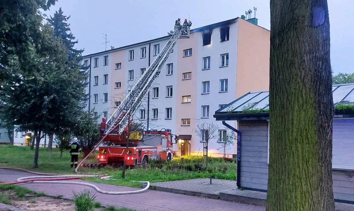 Doszczętnie spłonęło minionej nocy mieszkanie na czwartym piętrze bloku spółdzielczego w Wadowicach. Nikt nie został poszkodowany. Właściciel przebywał poza lokalem. Pożar wymusił ewakuację 19 osób z sąsiednich mieszkań - podali strażacy.