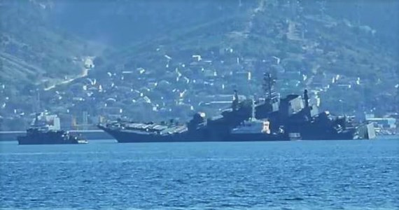 Ukraiński dron poważnie uszkodził rosyjski okręt desantowy. Ukraińcy przypuścili atak na port w Noworosyjsku - jedną z dwóch głównych baz rosyjskiej marynarki wojennej nad Morzem Czarnym. Tej nocy atakowane były również instalacje rurociągu kaspijskiego.