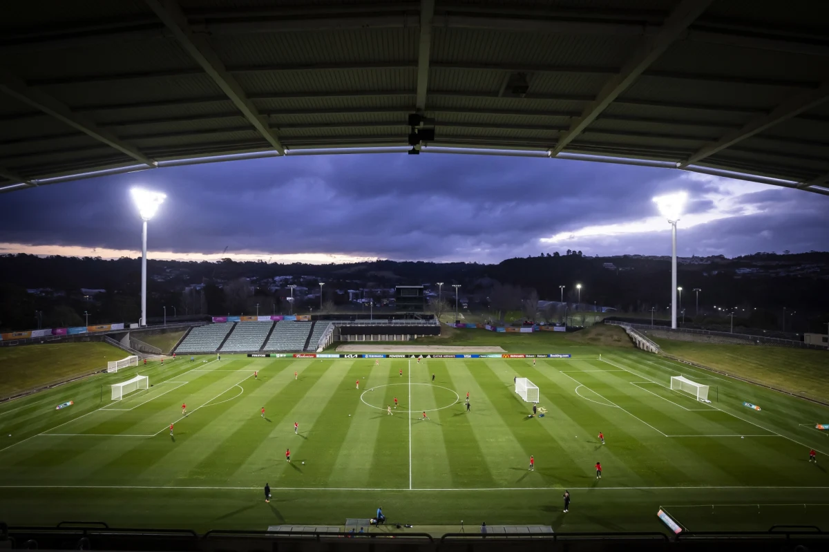 FIFA wydała oświadczenie, że prowadzi dochodzenie w sprawie zarzutów niewłaściwego zachowania w reprezentacji Zambii podczas mistrzostw świata kobiet w piłce nożnej, po tym jak "The Guardian" poinformował, że trener Bruce Mwape rzekomo potarł rękami piersi jednej ze swoich zawodniczek.