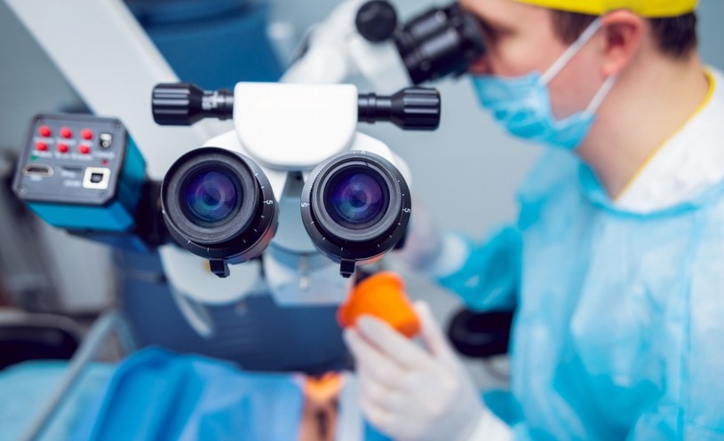 Centrum okulistyczne Zhongshan na Uniwersytecie Sun Yat-sen osiągnęło kamień milowy w dziedzinie chirurgii okulistycznej, przeprowadzając pierwszą na świecie zdalną operację na poziomie mikronów przy użyciu robota 5G.