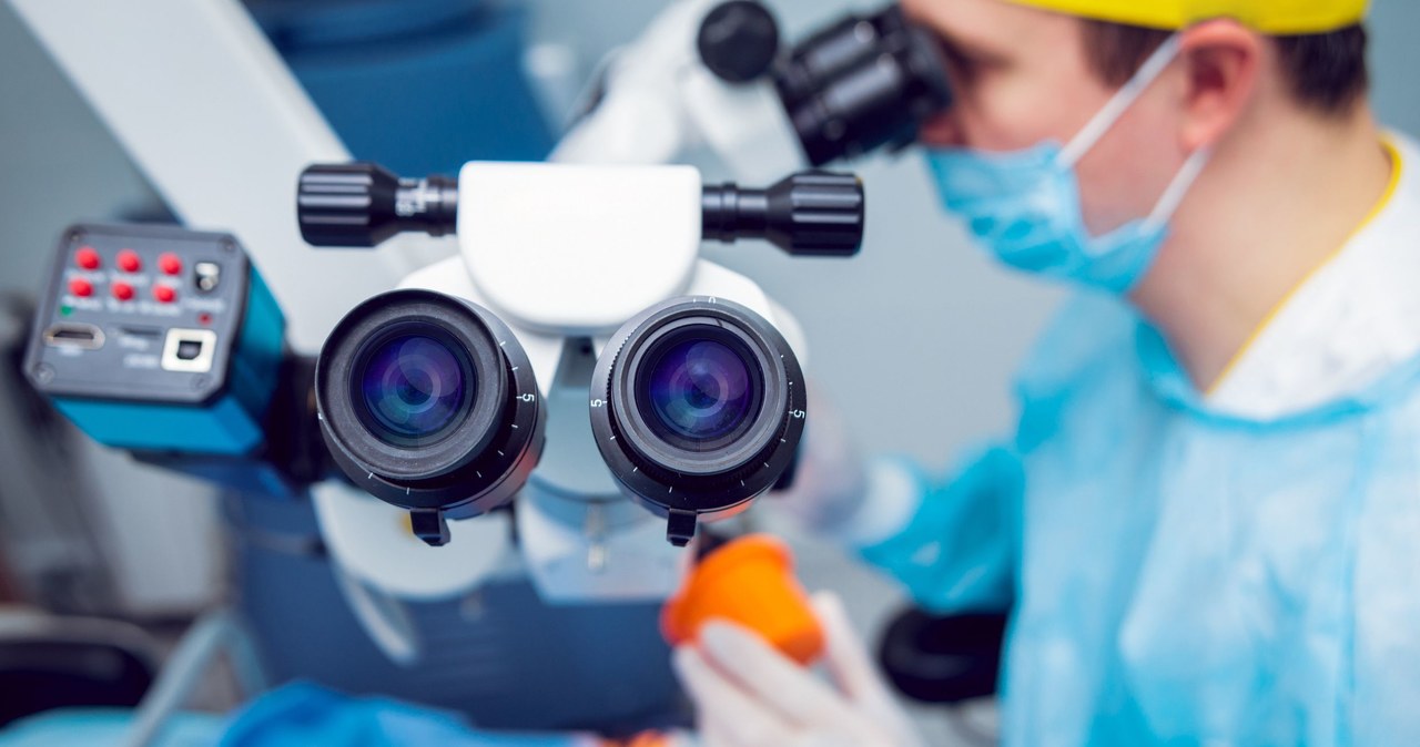 Centrum okulistyczne Zhongshan na Uniwersytecie Sun Yat-sen osiągnęło kamień milowy w dziedzinie chirurgii okulistycznej, przeprowadzając pierwszą na świecie zdalną operację na poziomie mikronów przy użyciu robota 5G.