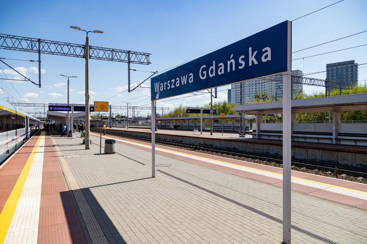 Podróżni będą mieli łatwiej na stacji Warszawa Gdańska. PKP Polskie Linie Kolejowe wybudują tam dodatkowy peron. Skorzystają z niego osoby podróżujące pociągami dalekobieżnymi. Obiekt pozwoli także na lepsze zarządzanie ruchem kolejowym w Warszawie na czas modernizacji linii średnicowej. Podpisano już umowę na realizację inwestycji. 