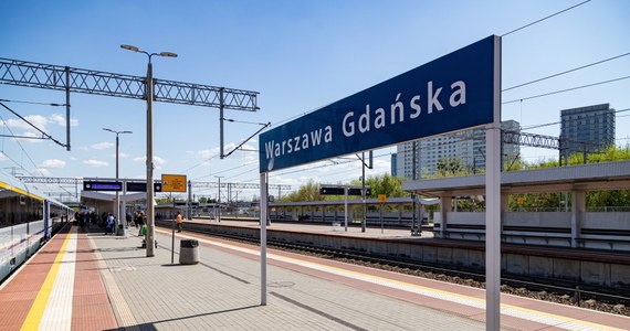 Podróżni będą mieli łatwiej na stacji Warszawa Gdańska. PKP Polskie Linie Kolejowe wybudują tam dodatkowy peron. Skorzystają z niego osoby podróżujące pociągami dalekobieżnymi. Obiekt pozwoli także na lepsze zarządzanie ruchem kolejowym w Warszawie na czas modernizacji linii średnicowej. Podpisano już umowę na realizację inwestycji. 