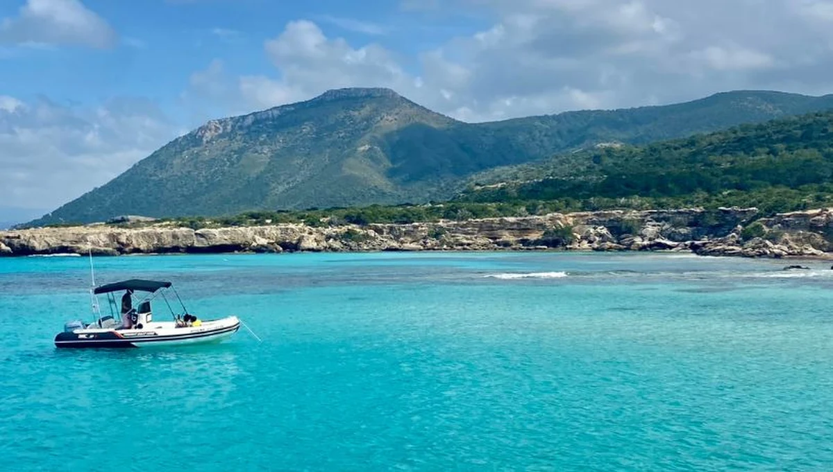 W wakacyjnym cyklu "Wiem, dokąd jadę" w Radiu RMF24 Magdalena Karwat-Marek rozmawia z Polakami mieszkającymi w krajach, które nasi rodacy najchętniej wybierają na urlop. Tym razem "jedziemy" na Cypr, czyli ulubiony wyspiarski kraj Polaków. Co turyści powini wiedzieć o podziale Cypru? Czy znajdą tam tylko piękne plaże? To tylko część pytań, na które odpowiada Kasia Kozłowska, mieszkająca w cypryjskiej Larnace. "Uważam, że każdy, kto jest na Cyprze i ma możliwość udania się w góry, powinien się tam wybrać. Mamy mnóstwo przepięknych wiosek, które znajdują się w górach i to tam jest tak naprawdę taki prawdziwy klimat cypryjski" - zaznacza Polka.