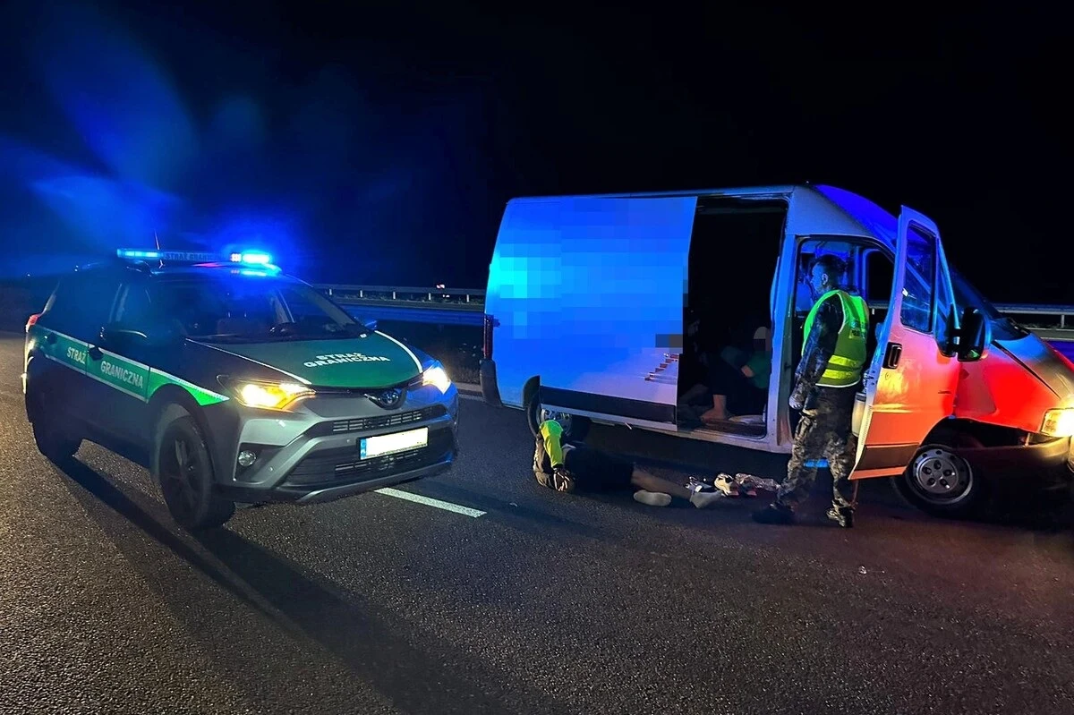 28 obywateli Turcji i Afganistanu, w tym 12 dzieci, podróżowało busem, który wczoraj późnym wieczorem na zakopiance zderzył się z pojazdem straży granicznej. Według informacji przekazanych przez SG, do kolizji doszło w trakcie pościgu funkcjonariuszy za migrantami.