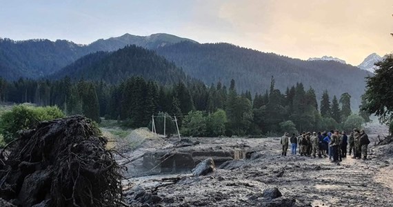 11 osób zginęło na skutek osunięcia się ziemi w górskim kurorcie Szowi w Gruzji - przekazała minister ochrony zdrowia Zurab Azaraszwili. Cały czas trwa akcja ratunkowa.