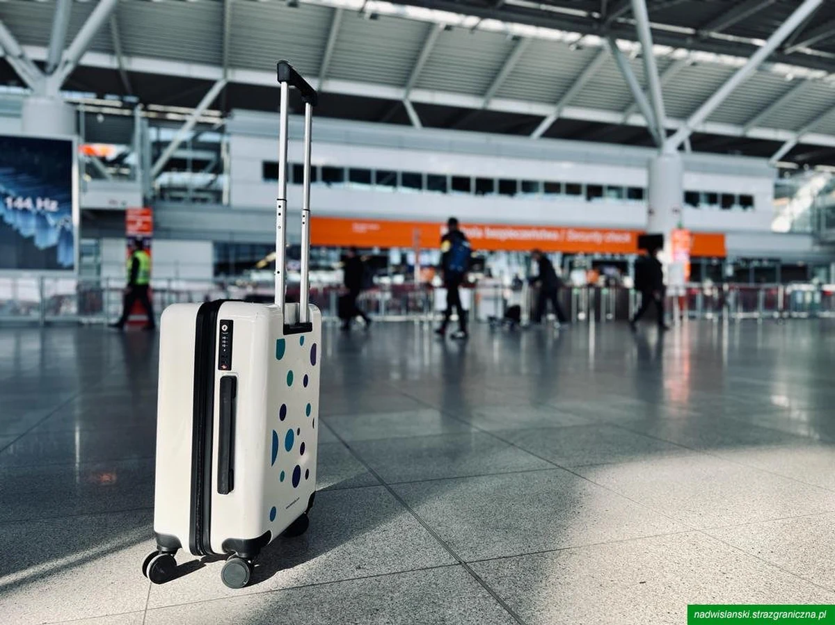 43-latek, który planował wylecieć z warszawskiego lotniska Chopina na wakacje do tureckiej Antalyi zażartował, że ma w bagażu kałasznikowa i granatnik. Słono go to kosztowało: nie wszedł na pokład samolotu, a grozi mu jeszcze grzywna.    

