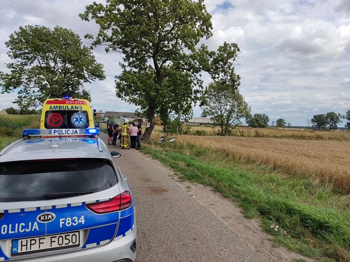 Kutnowscy policjanci wyjaśniają okoliczności tragicznego wypadku w Gosławicach (Łódzkie). Przypadkowa osoba znalazła w rowie przewrócony motocykl, obok którego leżała ranna 12-latka. Okazało się, że dziewczynka sama kierowała pojazdem.