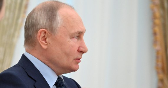Władimir Putin podpisał w piątek ustawę, która o trzy lata wydłuża wiek poborowy w Rosji. Jest to ostatnia z serii ustaw uchwalonych przez Dumę Państwową pod koniec lipca, które przygotowują Rosję do „wielkiej wojny” – stwierdza niezależny rosyjski kanał Agentstwo.