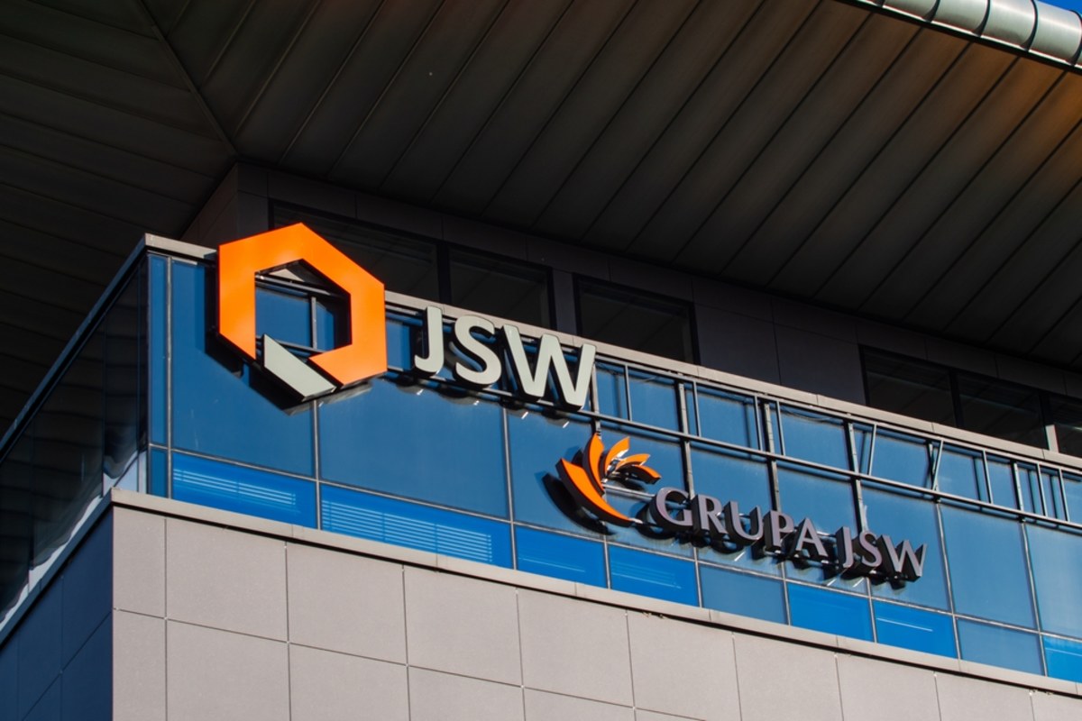 Górniczy związkowcy sprzeciwiają się obciążaniu Jastrzębskiej Spółki Węglowej tzw. składką solidarnościową od nadzwyczajnych zysków z produkcji węgla i koksu. Spółka może zapłacić nawet dwa i pół miliarda złotych, a pieniądze miałyby być przeznaczone na finansowanie kosztów zamrożenia cen prądu. 