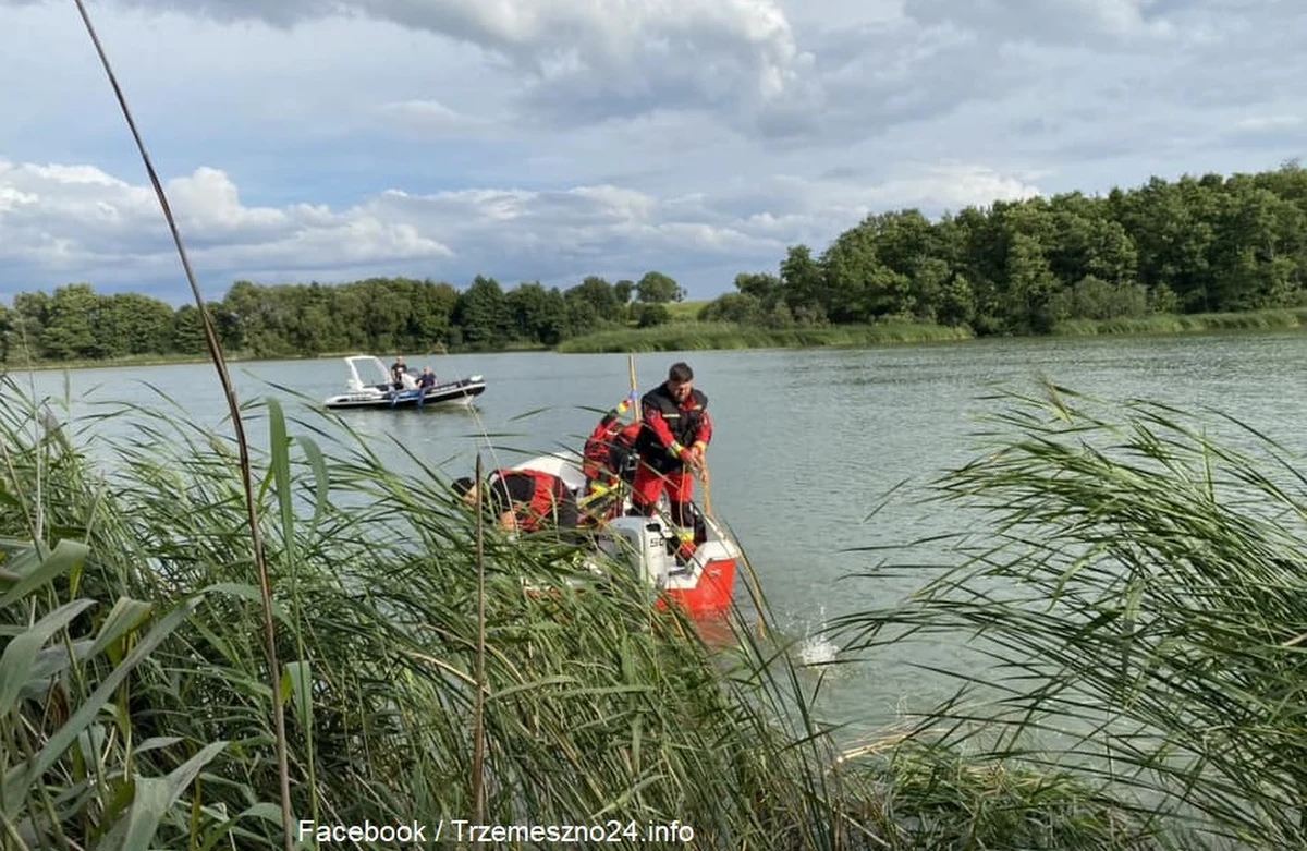 Tragiczny wypadek w wielkopolskim Trzemesznie - nie żyje 20-latek. Mężczyzna razem z trójką 18-latków uciekł z poprawczaka. Jeden z 18-latków został schwytany, dwóch wciąż szuka policja. Mundurowi podali szczegóły dotyczące stroju i wyglądu poszukiwanych mężczyzn.