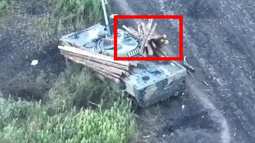 Rosjanie wprawili w zakłopotanie Ukraińców. Agresorzy postanowili obłożyć drewnem swój wóz piechoty, by uchronić się przed dronami. Efekt zadziwia.