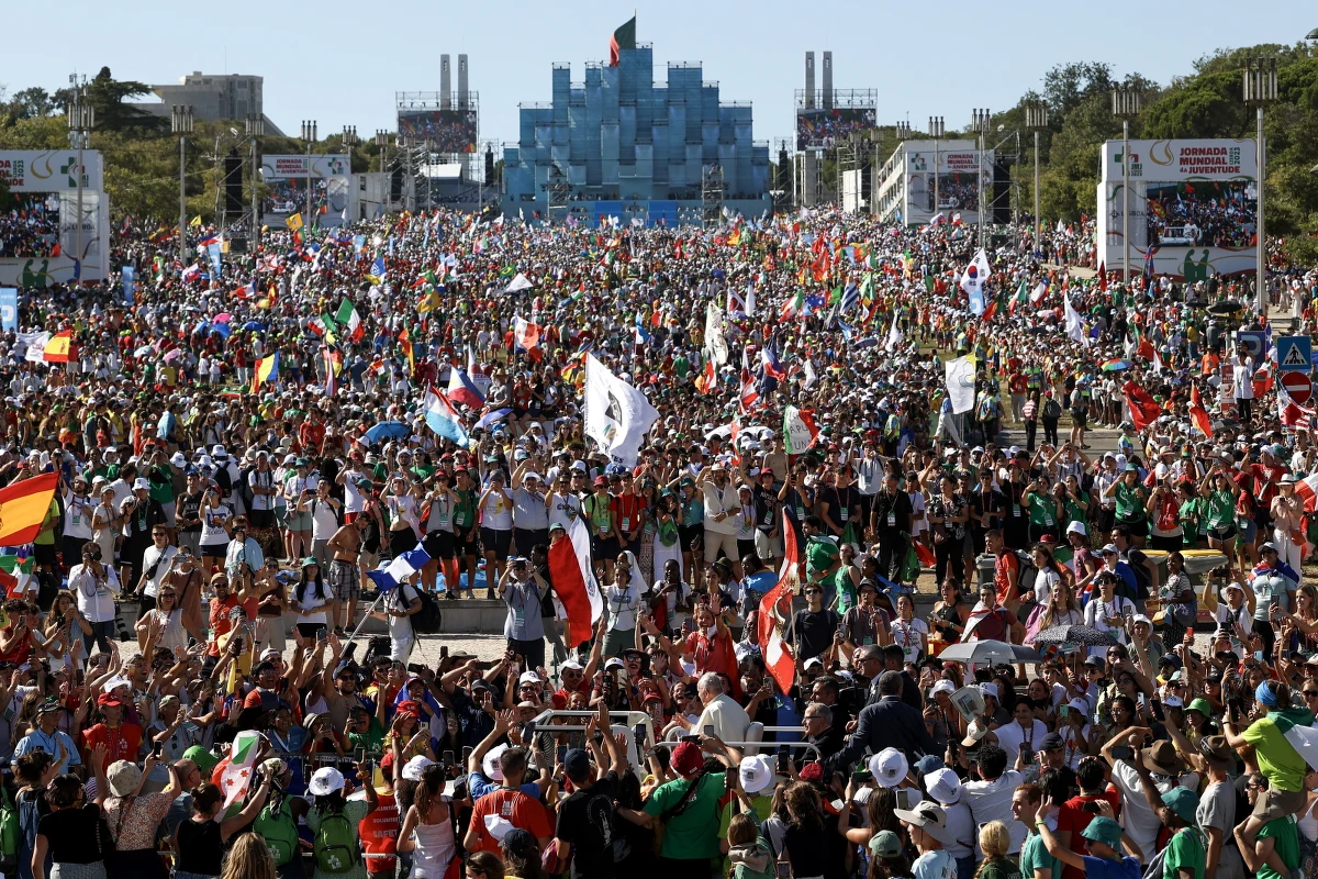 Około 800 tysięcy osób wzięło udział w drodze krzyżowej pod przewodnictwem papieża Franciszka w Lizbonie, gdzie trwają Światowe Dni Młodzieży (ŚDM). Liczba uczestników kolejnych wydarzeń z papieżem rośnie. W czwartek w ceremonii powitania uczestniczyło około pół miliona osób.