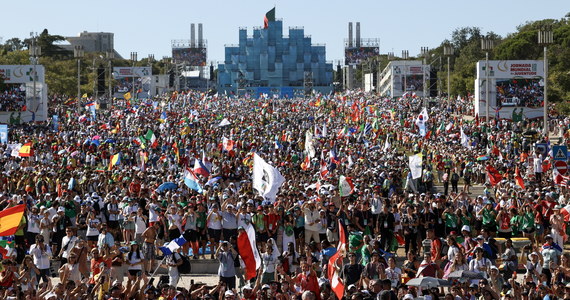 Około 800 tysięcy osób wzięło udział w drodze krzyżowej pod przewodnictwem papieża Franciszka w Lizbonie, gdzie trwają Światowe Dni Młodzieży (ŚDM). Liczba uczestników kolejnych wydarzeń z papieżem rośnie. W czwartek w ceremonii powitania uczestniczyło około pół miliona osób.