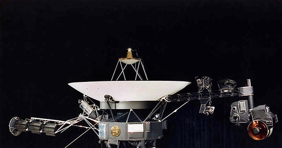 ​Kontrolerom lotu z agencji kosmicznej NASA udało się - po dwóch tygodniach prób - przywrócić łączność z sondą Voyager 2, która znajduje się obecnie w odlegości ponad 19 mld km od Ziemi, w przestrzeni międzygwiezdnej. Jak wynika z opublikowanego w piątek komunikatu udało się usunąć błąd, który spowodował przerwę w łączności.