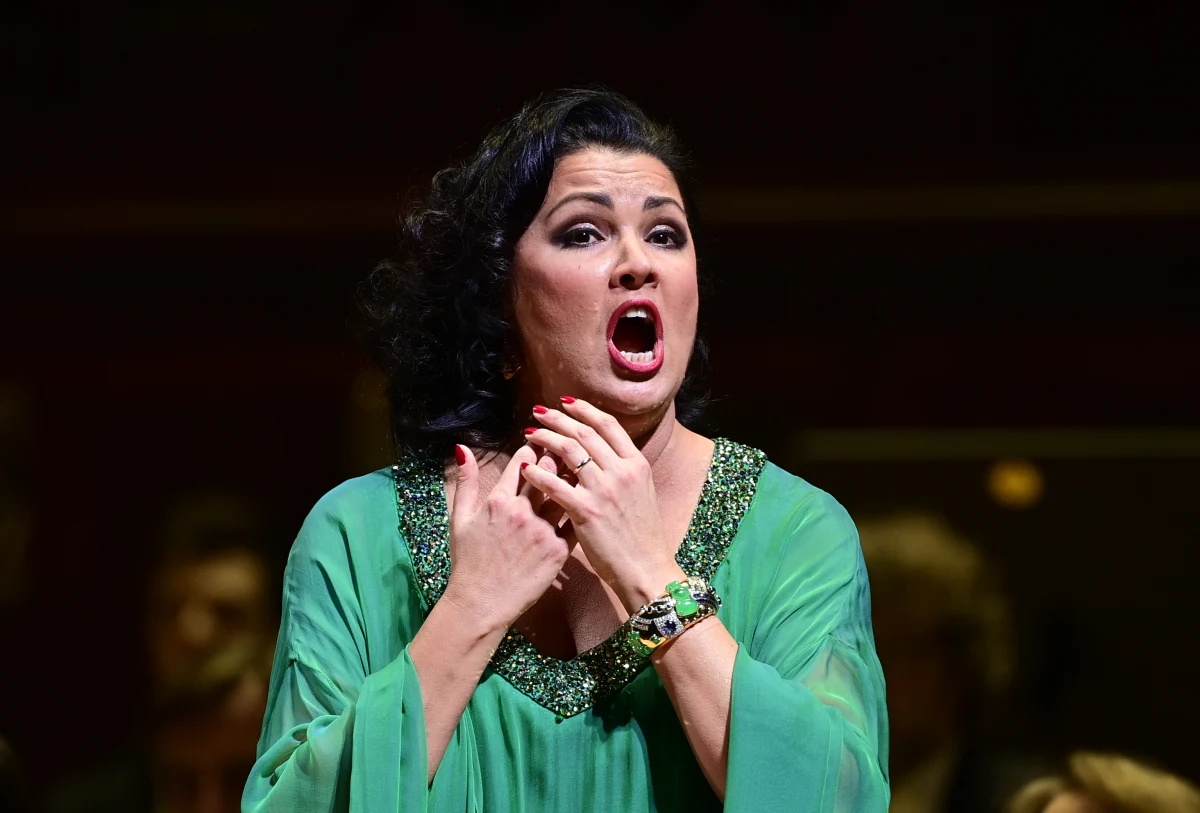 Rosyjska śpiewaczka Anna Netrebko pozwała nowojorską Metropolitan Opera i jej dyrektora Petera Gelba o odszkodowanie za zerwanie umowy po rozpoczęciu rosyjskiej inwazji na Ukrainę. Domaga się 360 tysięcy dolarów.