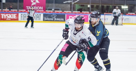 Za niewiele ponad miesiąc rozgrywki wznowi Polska Hokej Liga. Od tego sezon będzie ona miała nowego sponsora tytularnego - spółkę Tauron. We wszystkich klubach trwa okres przygotowawczy. Ciężko nad formą pracują hokeiści w Tychach, którzy po kilku latach chcą znów zdobyć krajowe mistrzostwo. "Trzeba wyciągnąć lekcję z tych ostatnich kilku sezonów ale wszyscy w szatni wiedzą, że w Tychach mierzy się w najwyższe cele" – zaznacza Filip Komorski, kapitan hokejowego GKS-u Tychy. O przygotowaniach do sezonu i o tym, dlaczego w tym czasie hokeiści mają otarte kostki rozmawiał Wojciech Marczyk z redakcji sportowej RMF FM. 