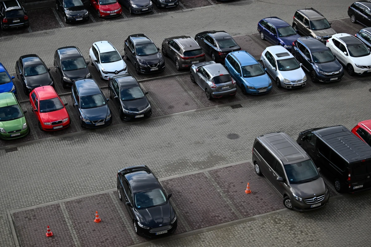 Lipiec przyniósł kolejne podwyżki na rynku obowiązkowych ubezpieczeń samochodowych OC. Raport ubezpieczeniowy RMF FM i Rankomat.pl pokazuje, że przeciętna polisa kosztuje teraz średnio 518 złotych. To o 4,9 proc. więcej niż przed rokiem. To oznacza, że wojna cenowa na rynku przeszła do historii - pokonała ją inflacja.