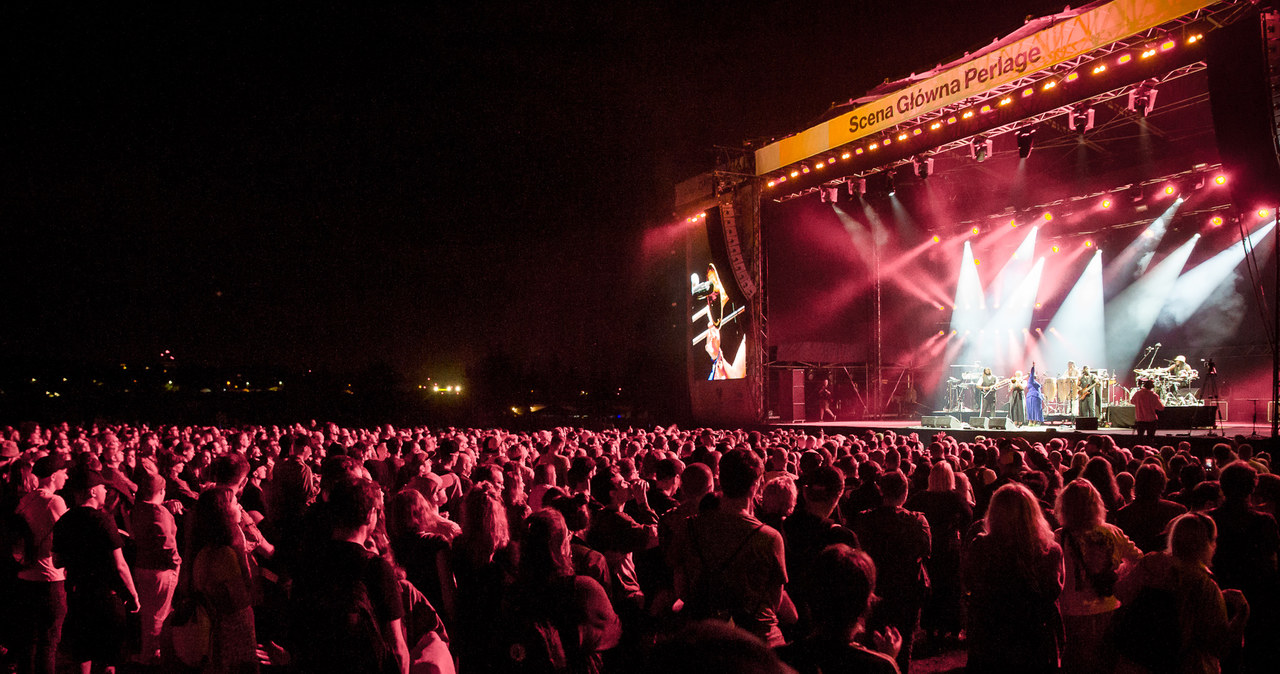 Co roku OFF Festival Katowice gromadzi tysiące osób w Dolinie Trzech Stawów. Na uczestników czeka cała plejada światowych gwiazd, a także reprezentacji polskiej sceny muzycznej. Pomimo pięknie zapowiadającego się upalnego pierwszego dnia, wieczorem nastąpiło załamanie pogody. Prognozy na następne noce nie sprzyjają, jednak nie zatrzymuje to setki ludzi zmierzających na festiwal.