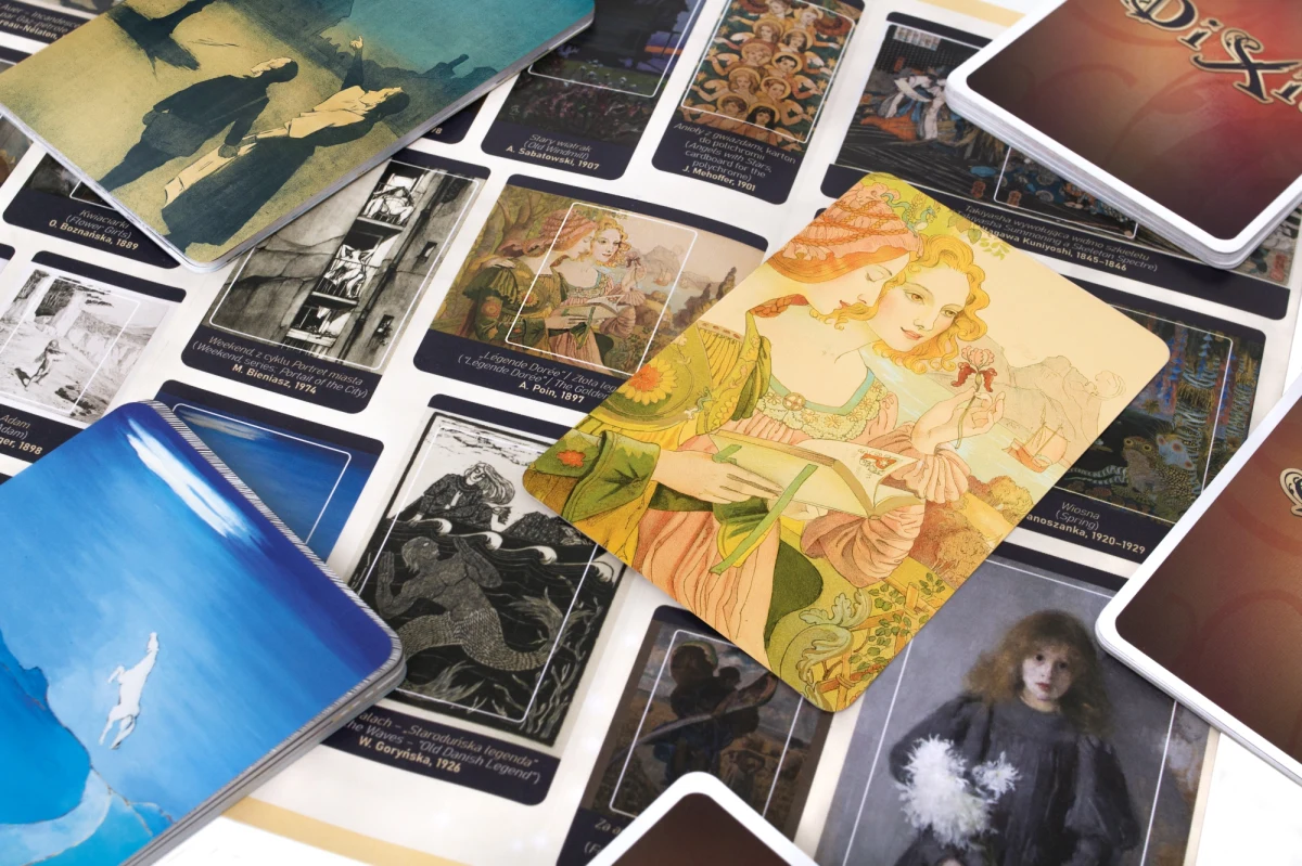 Dzieła sztuki z muzeum powędrują wprost na karty gry planszowej Dixit. To popularna narracyjna gra karciana, w której wymyślamy i odgadujemy skojarzenia do wieloznacznych, bogato ilustrowanych kart. Dzięki współpracy z Muzeum Narodowym w Krakowie, do gry trafiły słynne dzieła Boznańskiej, Malczewskiego i Grottgera. 

