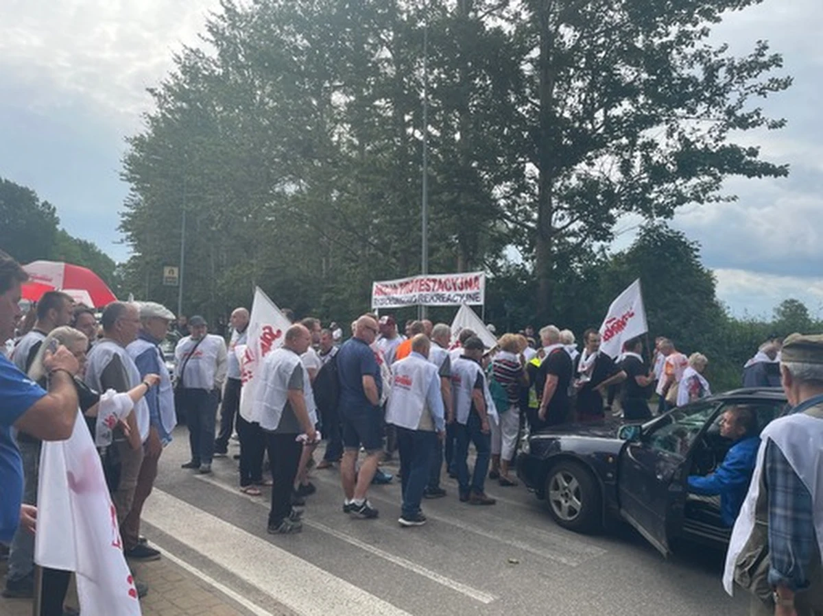 Po godzinie 12.00 zakończył się protest armatorów rybołówstwa rekreacyjnego i wspierających ich związkowców Solidarności regionu Gdańskiego we Władysławowie. Protestujący przez ponad dwie godziny spacerowali przez przejście dla pieszych - blokując jedyną drogę dojazdową na Półwysep Helski. 