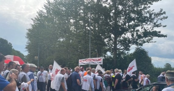 Po godzinie 12.00 zakończył się protest armatorów rybołówstwa rekreacyjnego i wspierających ich związkowców Solidarności regionu Gdańskiego we Władysławowie. Protestujący przez ponad dwie godziny spacerowali przez przejście dla pieszych - blokując jedyną drogę dojazdową na Półwysep Helski. 
