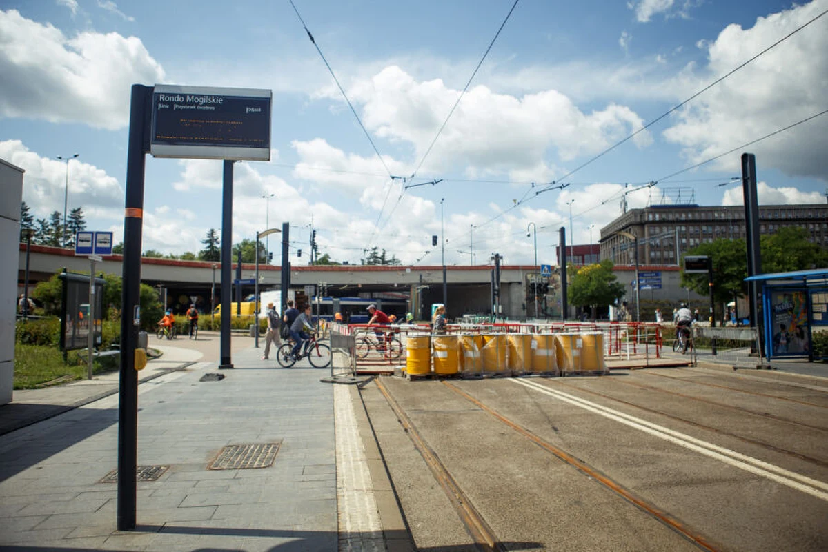 Trwają prace remontowe torowiska na rondzie Mogilskim. W poniedziałek, 7 sierpnia, rozpocznie się wymiana krzyżownic i rozjazdów od strony tunelu Krakowskiego Szybkiego Tramwaju. Z tego powodu wyłączony zostanie ruch tramwajowy w tunelu oraz w relacji ul. Lubicz – Mogilska.