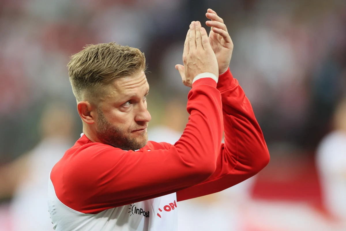 Kibice Wisły Kraków oficjalnie podziękują dziś za piłkarską karierę współwłaścicielowi klubu - Jakubowi Błaszczowskiemu. Były piłkarz przed meczem Fortuna 1 Ligi pojawi się na murawie, by odebrać podziękowania. Wbrew temu, czego spodziewali się kibice, były kapitan reprezentacji polski nie wystąpi w dzisiejszym meczu ze Stalą Rzeszów. 