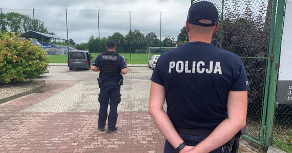 Tragiczny finał bójki w okolicach stadionu w małopolskim Radłowie. Na skutek odniesionych obrażeń zginął ok. 40-letni mężczyzna.