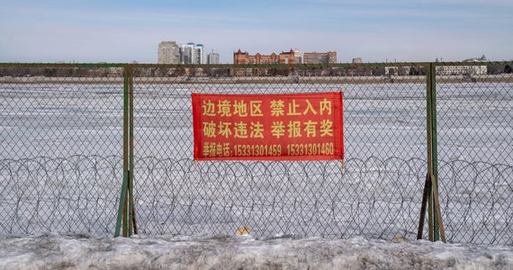 Ambasada Chin w Rosji poinformowała, że rosyjskie organy ścigania przez kilka godzin przesłuchiwały na granicy pięciu chińskich obywateli i ostatecznie odmówiły im wjazdu na terytorium Rosji. Chińscy dyplomaci nazwali te działania "okrutnymi".