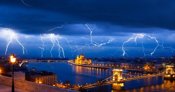 Intensywna burza przetoczyła się wieczorem i w nocy przez centralne Węgry. Węgierskie media określiły ją „burzą roku”. W samym Budapeszcie strażacy byli wzywani do pomocy ponad 1,5 tys. razy.
