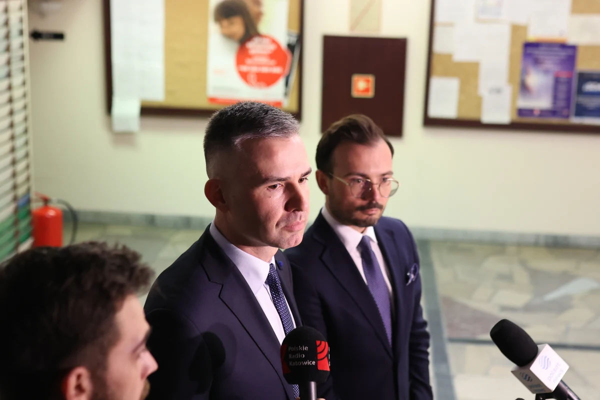 "Minister zdrowia naruszył przepisy prawa" - tak prezes Naczelnej Rady Adwokackiej Przemysław Rosati komentuje w RMF FM wpis w mediach społecznościowych szefa resortu zdrowia Adama Niedzielskiego. Minister zdrowia ujawnił w nim imię i nazwisko konkretnego lekarza z informacją, że ten medyk wystawił receptę na siebie na lek z grupy psychotropowych i przeciwbólowych. Był to komentarz do sygnałów o tym, że system do wystawiania takich e-recept nie działa. Jak ustalił nasz reporter, dzisiaj prezes Naczelnej Rady Adwokackiej wyśle list w tej sprawie do premiera Mateusza Morawieckiego.
