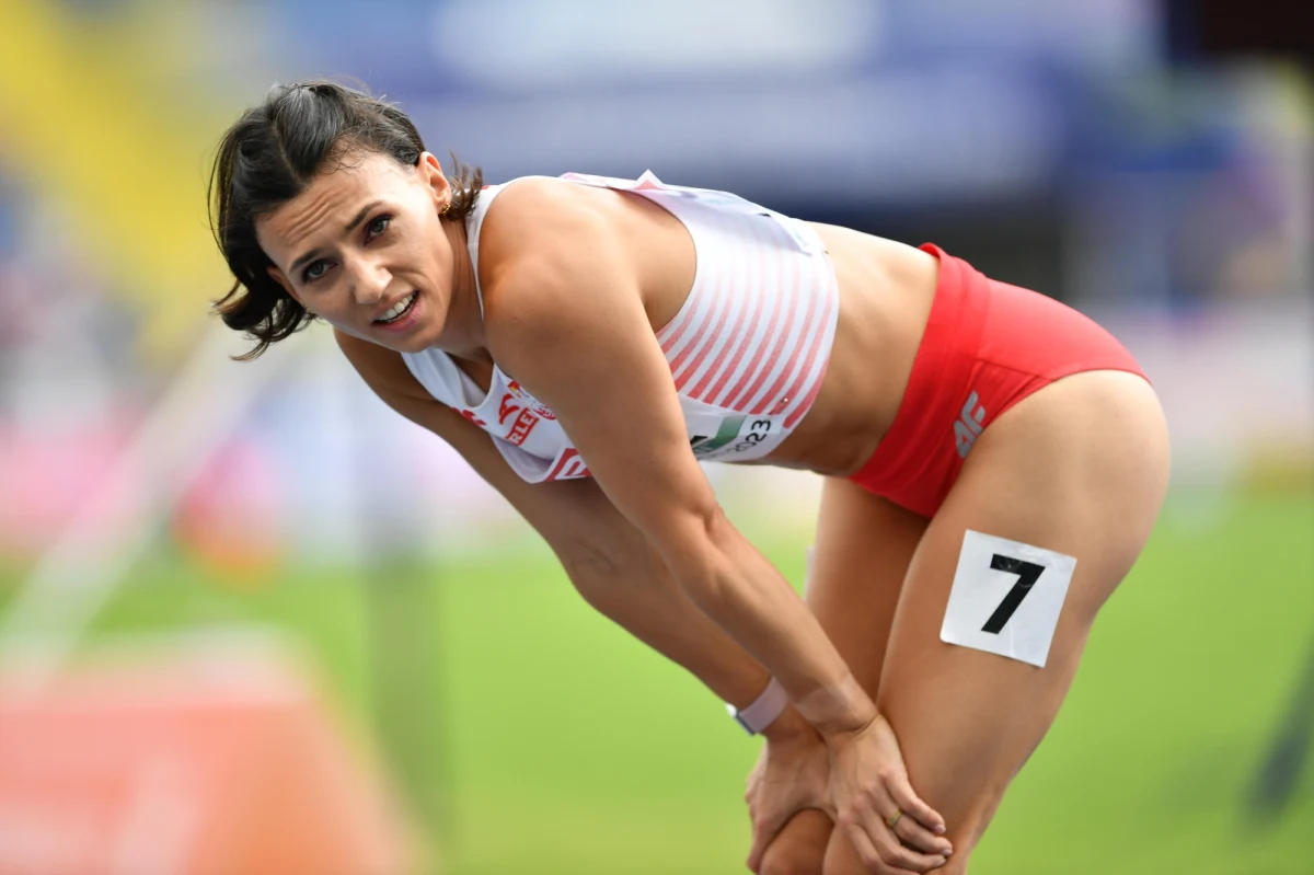 Medalistka igrzysk olimpijskich zakończyła tegoroczny sezon. Lekkoatletka w swoich mediach społecznościowych przekazała, że z powodu stanu swojego zdrowia musi zrezygnować ze startu w tegorocznych mistrzostwa świata w Budapeszcie. "Wiem, że próbowałam, wiem, że chciałam, wiem, że zrobiłam naprawdę wiele, ale też wiem, że bycie ignorantką do tego, co twoje ciało stara ci się zakomunikować, nie jest z pewnością drogą na szczyt" – napisała Anna Kiełbasińska.  