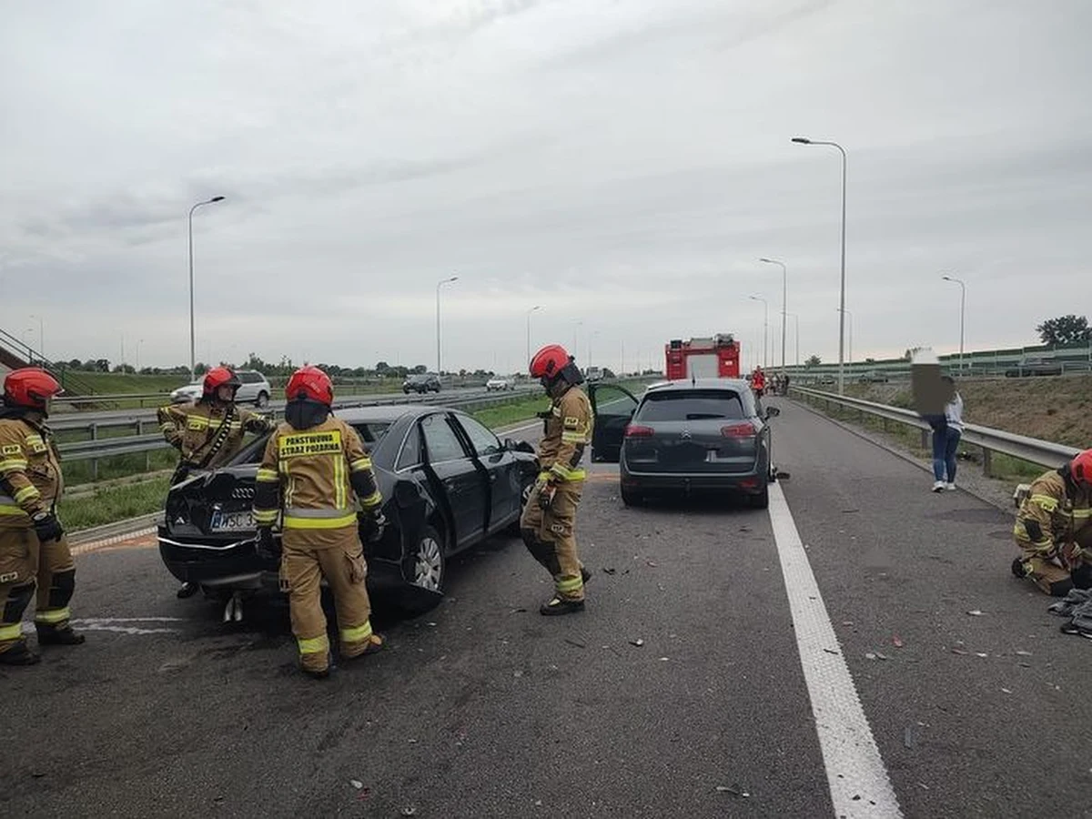 Wypadek na trasie S7 w Warmińsko-Mazurskiem. W zderzeniu trzech aut osobowych ucierpiały trzy osoby. 