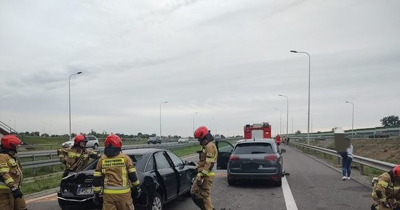 Wypadek na trasie S7 w Warmińsko-Mazurskiem. W zderzeniu trzech aut osobowych ucierpiały trzy osoby. 