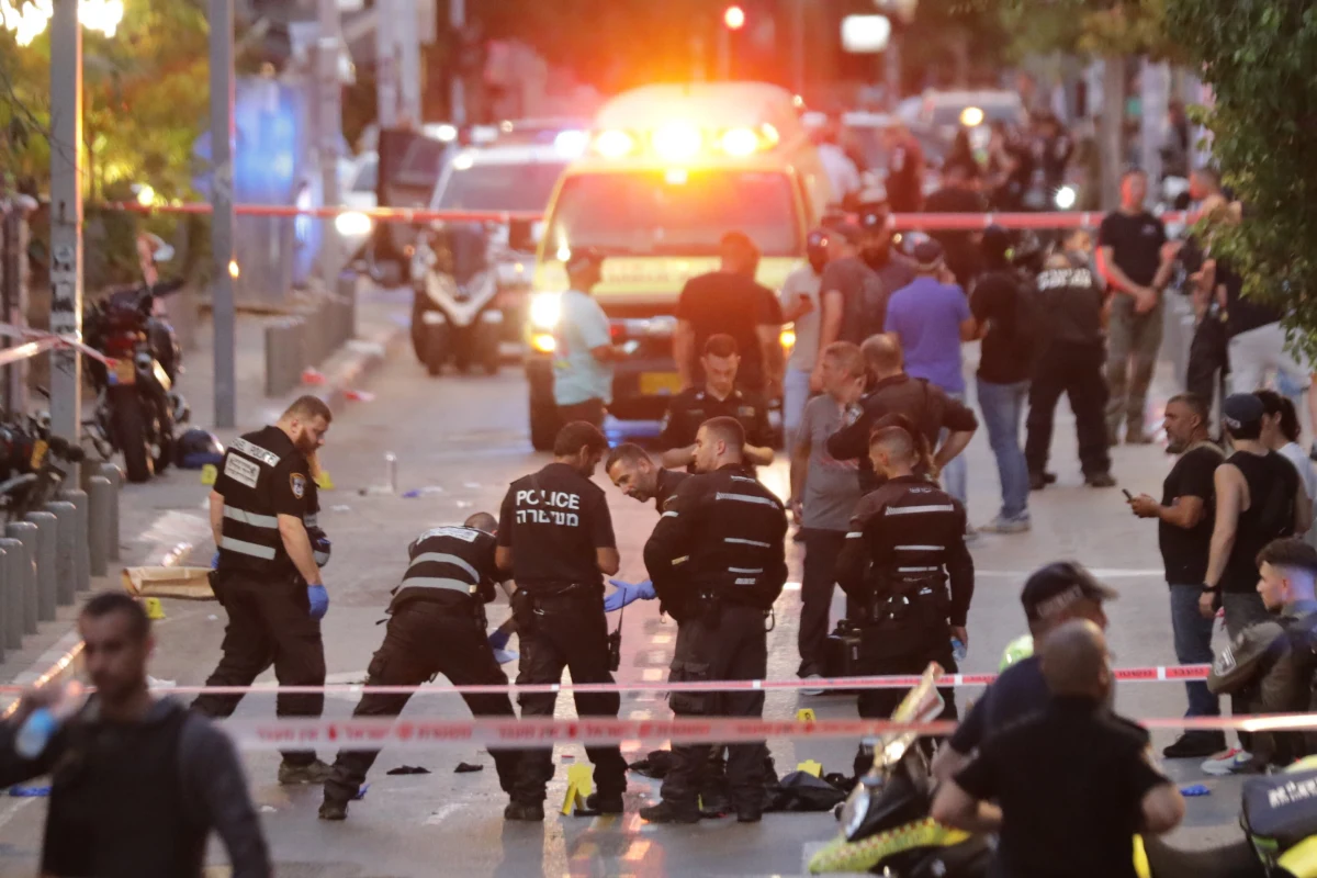 Kolejny zamach terrorystyczny w Izraelu. W centrum Tel Awiwu Palestyńczyk otworzył ogień do strażników miejskich. Napastnik został zastrzelony. Jeden Izraelczyk walczy o życie.