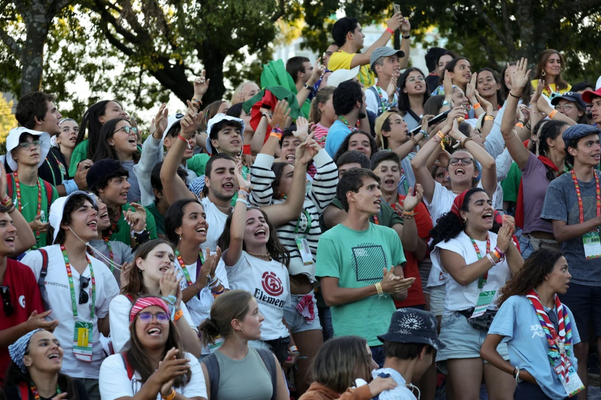 Z plecakami, prowiantem, karimatami, krzesełkami i zapasami wody dziesiątki tysięcy uczestników Światowych Dni Młodzieży zmierzają na czuwanie modlitewne z papieżem Franciszkiem w Parku Tagu w Lizbonie. Panuje dotkliwy upał. Młodzież spędzi na błoniach w sugestywnej scenerii całą noc w oczekiwaniu na niedzielną papieską mszę.