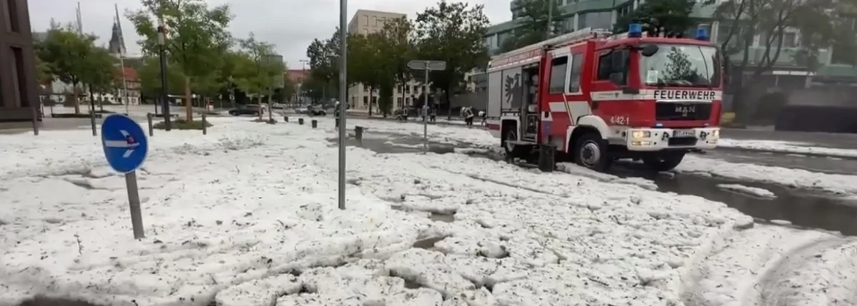 Godzinna nawałnica, grad i pługi śnieżne w środku lata usuwające skutki oberwania chmury - to sobotnia rzeczywistość miast Reutlingen w południowych Niemczech. Woda w kilka minut podtopiła piwnice, garaże i budynki mieszkalne.